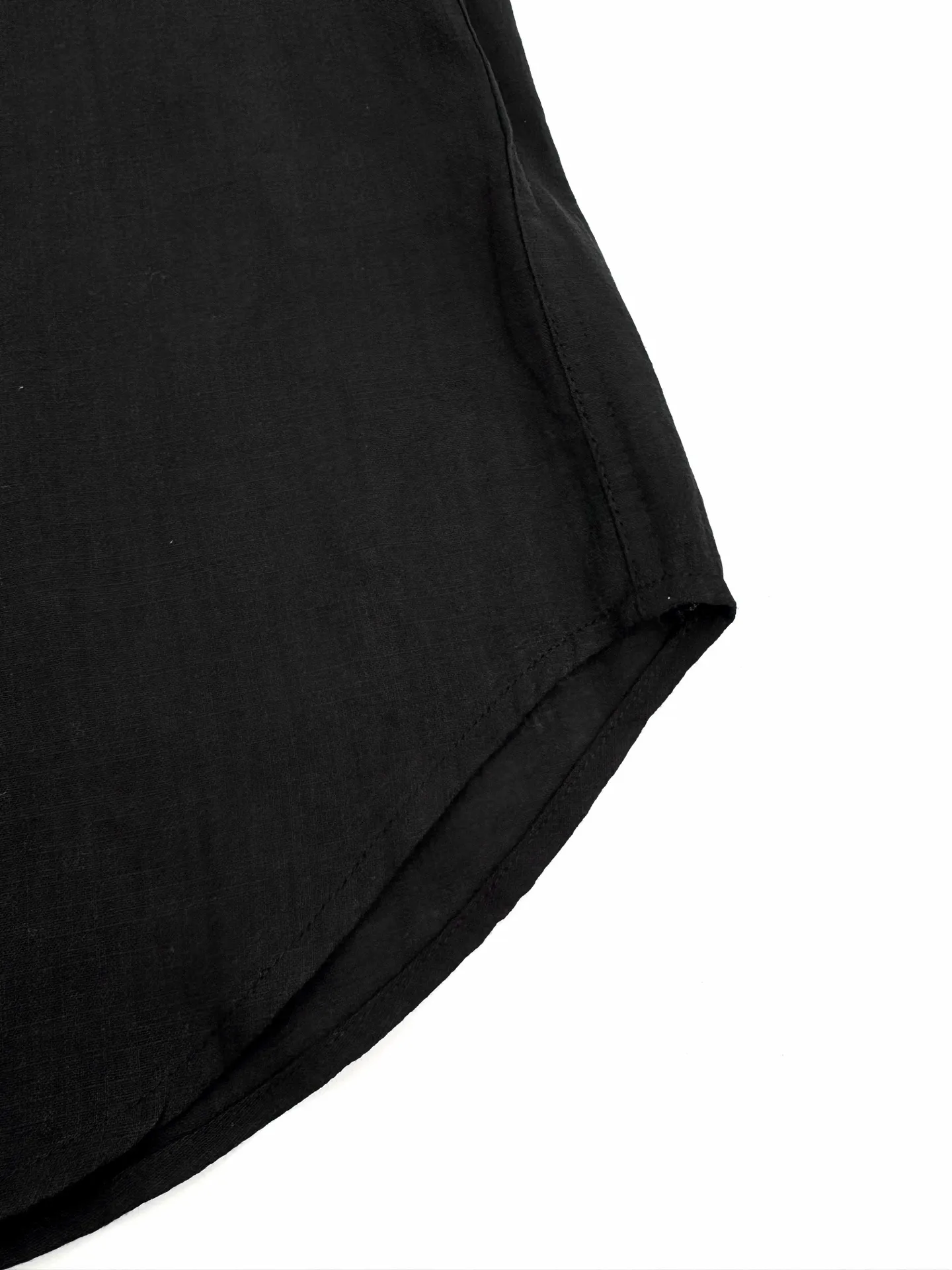 P270 Ralph Lauren logo embroidered short-sleeved shirt. Selected high-quality linen and cotton plain fabric with natural texture and breathability. Tight and smooth, comfortable and close to the skin. Elegantly presented in a deep black. The iconic red pony embroidery is like a smart note jumping on the black canvas. Simple but highly recognizable. The clever design of the external pleated split back shoulder adds a sense of agility and detachment in a minimalist shape. Contains the soul of fashion. Process 1: Adopt imported machine embroidery technology and use advanced computer control systems and precision mechanical components to achieve the iconic pony embroidery operation with high precision and smooth and delicate lines. Process 2: Adopt side-turning buried clamp stitching process, which is smooth and tidy. Process 3: The fabrics have been washed and have a better hand feel. Not easy to deform, not easy to shrink, not easy to fade, and maintain long-term beauty. Accessories: Customized 1:1 thick plate resin buckle Customized 1:1 Ralph Lauren trademark Fit: Loose fit Size: S M L XL Style number: CC926